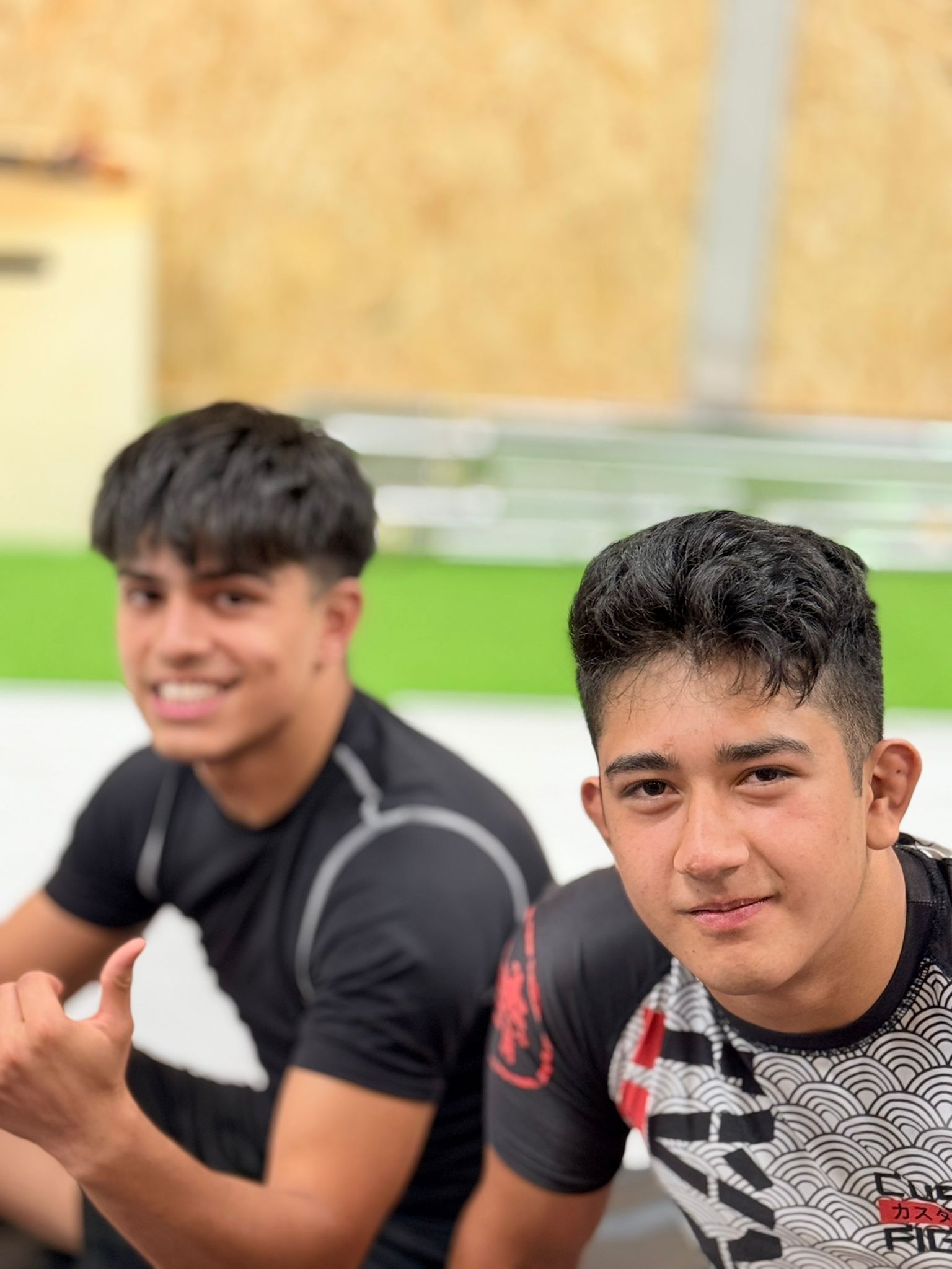 Estudiantes practicando Jiu-Jitsu